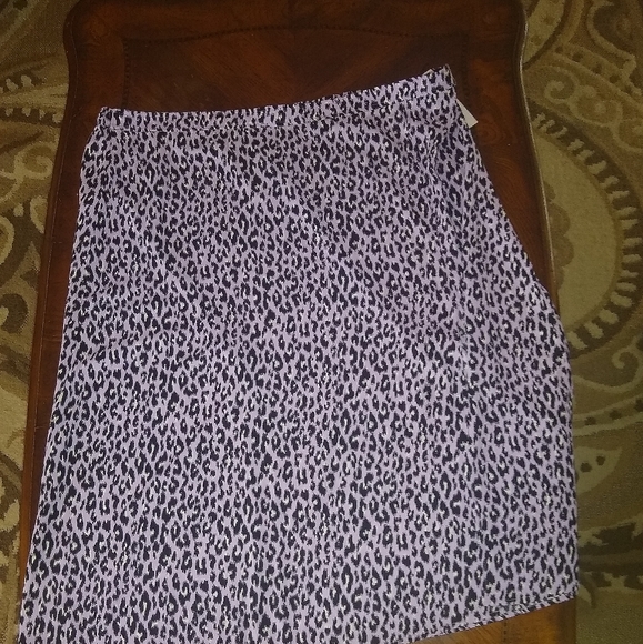 Gorgeous never worn skirt with style - Picture 4 of 4